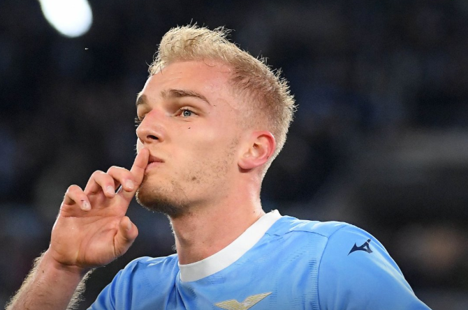Lazio Menang Tipis 1-0 atas Milan, Gol Isaksen Jadi Penentu di Olimpico