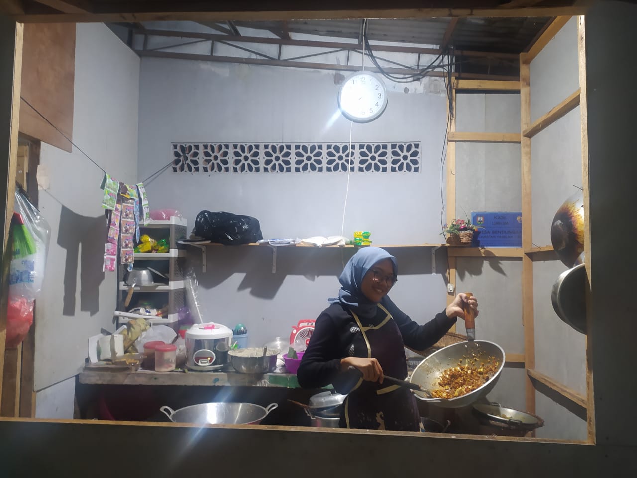 Suci Anggun Febianti Merintis Usaha Warung Makan Dengan Modal Seadanya