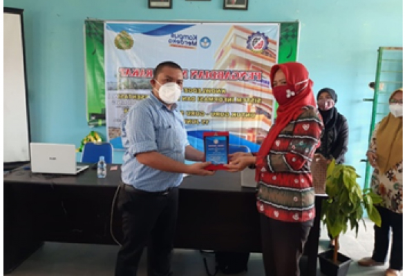 Pengabdian Masyarakat Melalui Knowledge Sharing Sistem Informasi Dan Media Presentasi Di SMK Taman Siswa