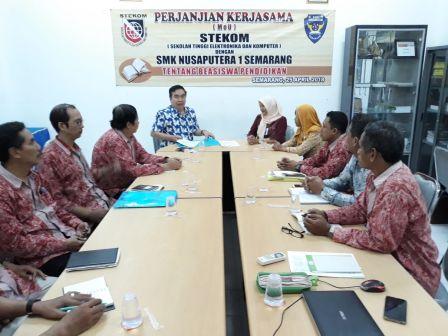 Perjanjian Kerjasama STEKOM dengan SMK NUSAPUTERA 1 SEMARANG Tentang Beasiswa Pendidikan