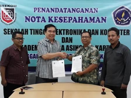 Kerja Sama STEKOM Dengan Akademi Bahasa Asing (ABA) R.A. Kartini Surakarta Penyelenggarakan DHARMA Pendidikan Tinggi