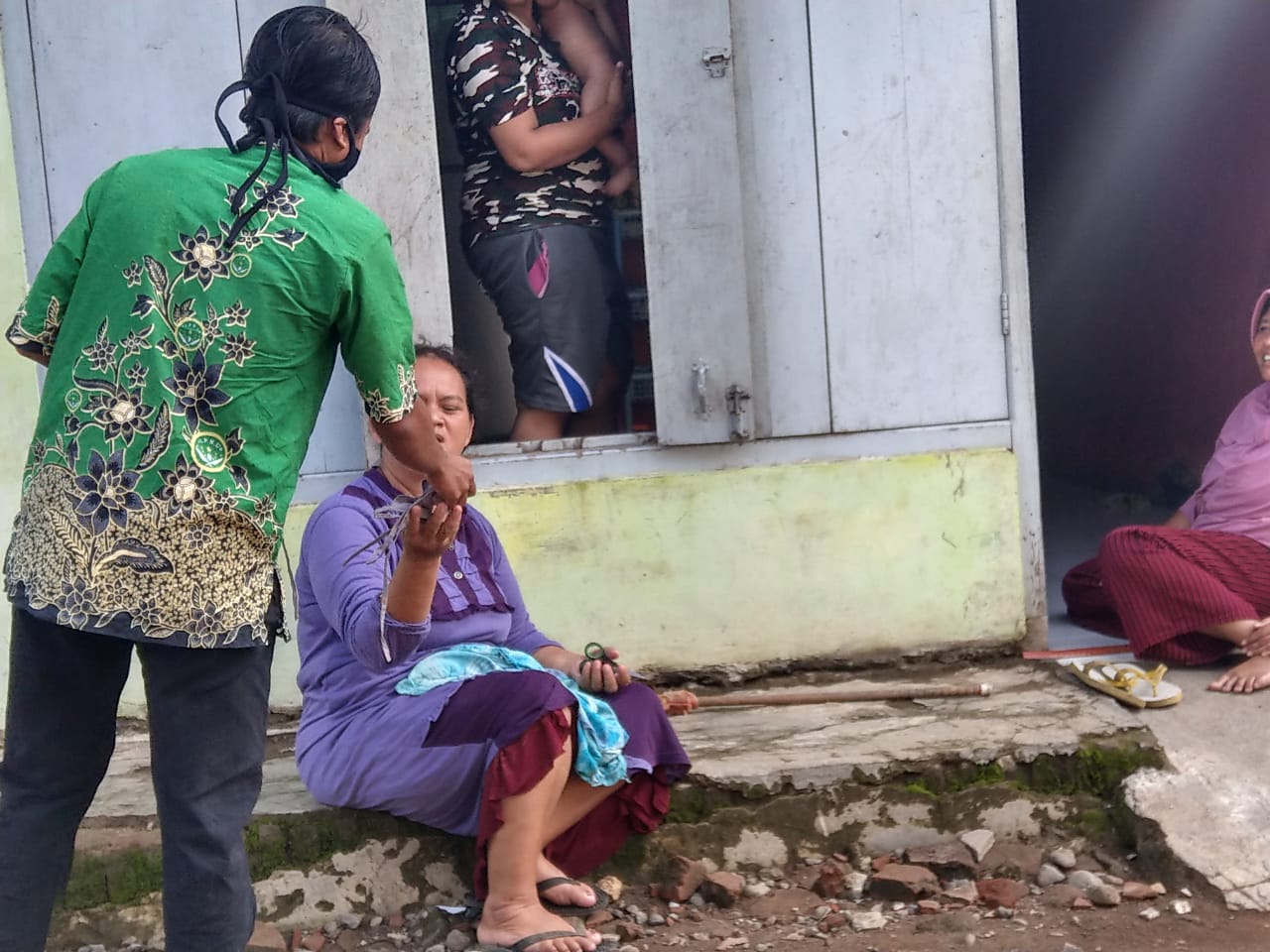 Mohamad Subagus Fahmi Membagikan Masker Gratis Kepada Warga Dalam Rangka Pencegahan Penularan COVID 19