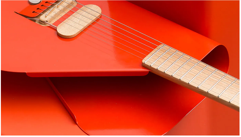 Gitar Desainer Ini Terbuat Dari Lembaran Baja yang Ditekuk
