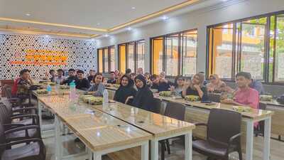 Kedekatan Rektor STEKOM dengan Mahasiswa Memberikan Bimbingan Hingga Makan Bersama
