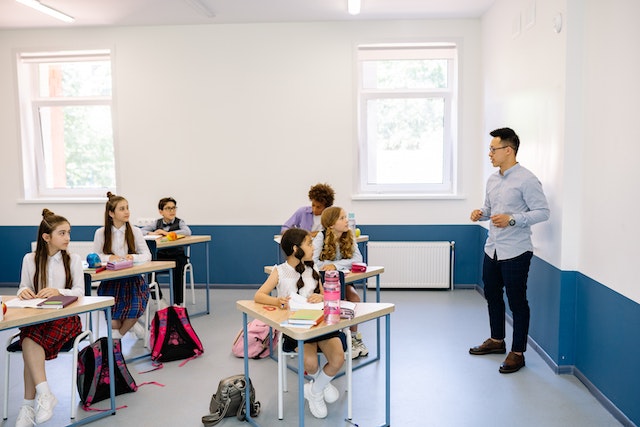 Etika Guru dalam Proses Pengajaran di Sekolah