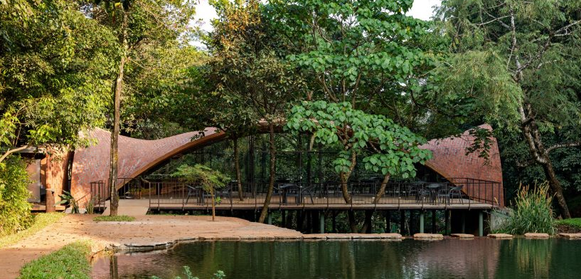 Play Architecture berada di puncak restoran di India dengan atap ubin bergelombang