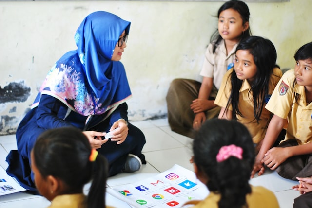 Cara Siswa Beretika pada Gurunya