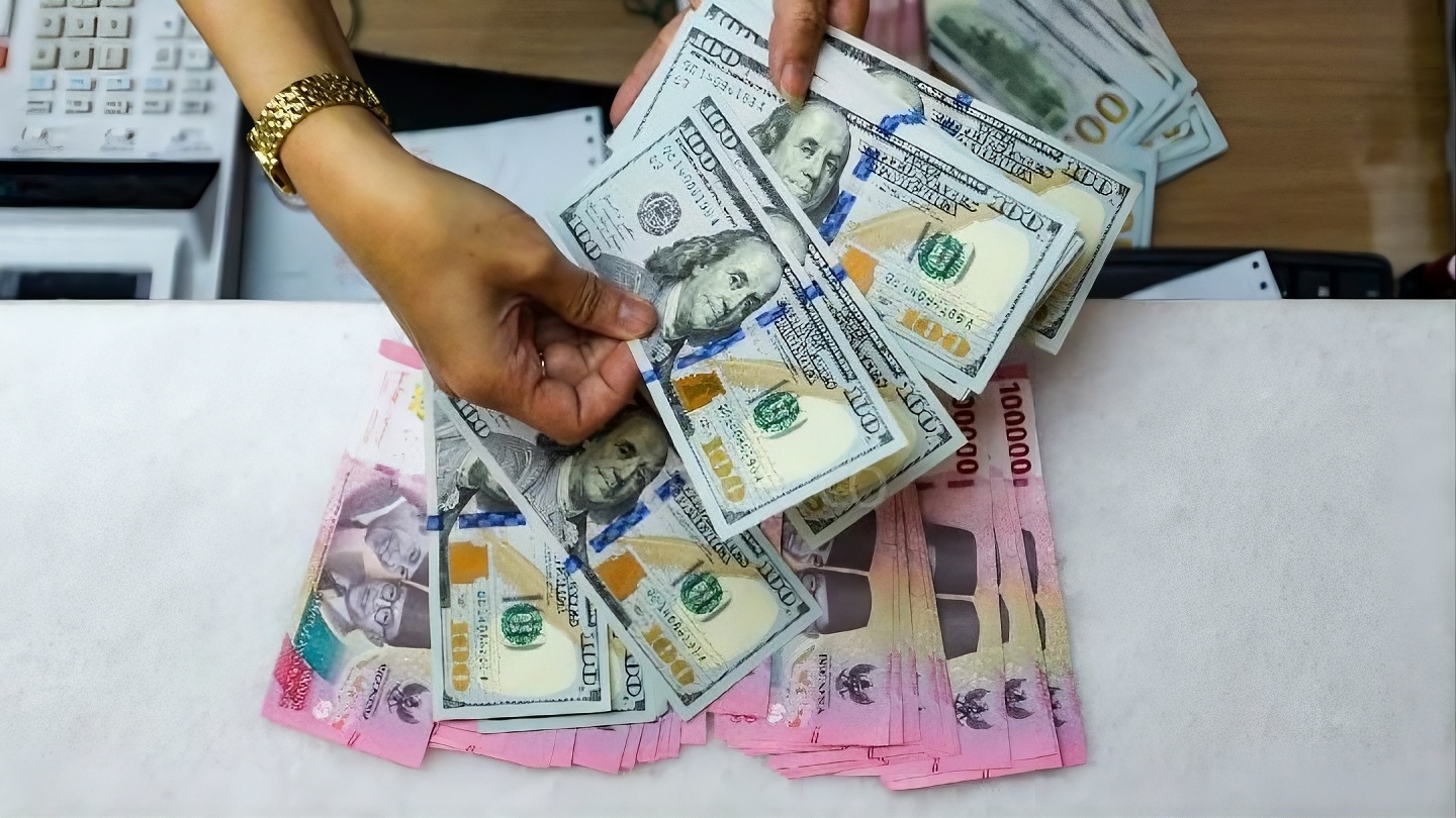 Rupiah Hari Ini Nyaris Tembus Rp18.000 per Dolar AS, IHSG dan Pasar Keuangan Tertekan