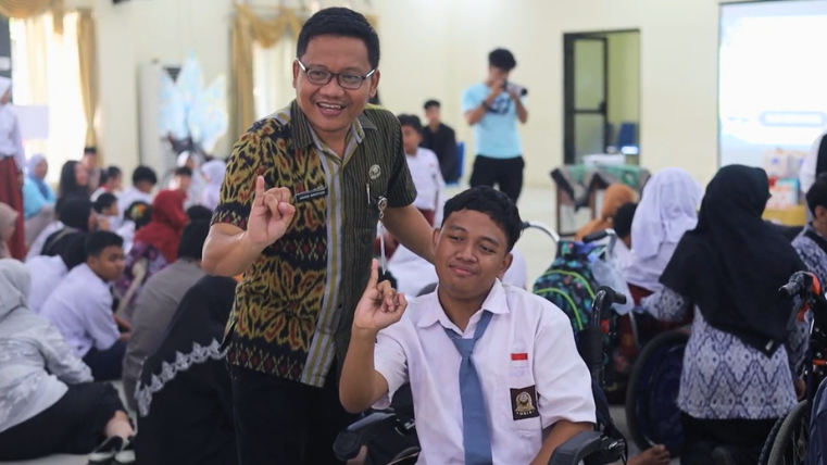 Universitas STEKOM Bersama Bapak Haris Wahyudi, S.Pd., M.Pd. Hadirkan Semangat Inklusi untuk Anak Disabilitas di SLBN Semarang