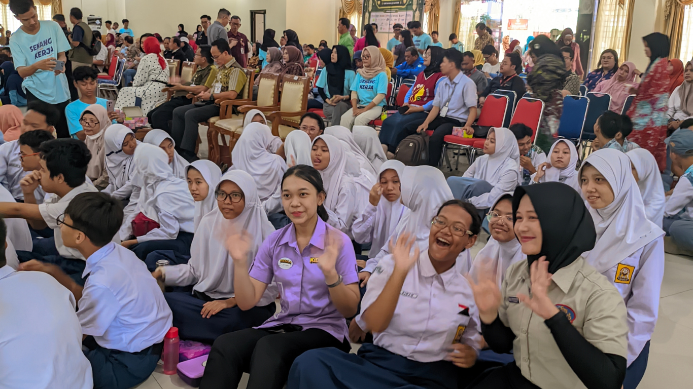 PT Funworld Prima Tebar Kebahagiaan dan Semangat Inklusi Bersama Anak-Anak SLB Semarang pada Syukuran Idul Adha yang Diselenggarakan Universitas STEKOM bersama SLB Semarang dan Toploker.com