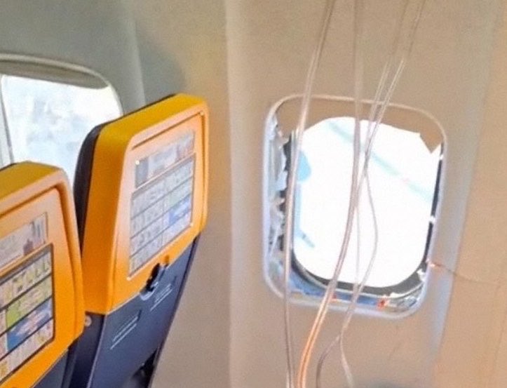 Insiden Pesawat Ryanair di Yunani Diselidiki EASA Setelah Jendela Kabin Pecah di Udara, Penumpang Hampir Tersedot Keluar