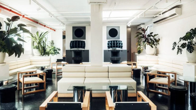 Upstairs Lounge dengan pendekatan desain "DIY" dibuka di Public