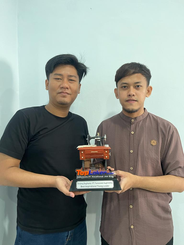TopLoker.Com memberikan  penghargaan Best Inspirational Young Leader kepada Endang Sugiharto