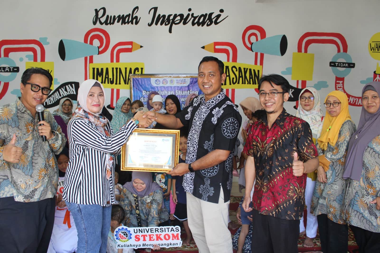 Universitas STEKOM  bersama Posyandu Mangga Desa Tumpangkrasak Kembangkan Kesadaran Stunting dengan Media Website