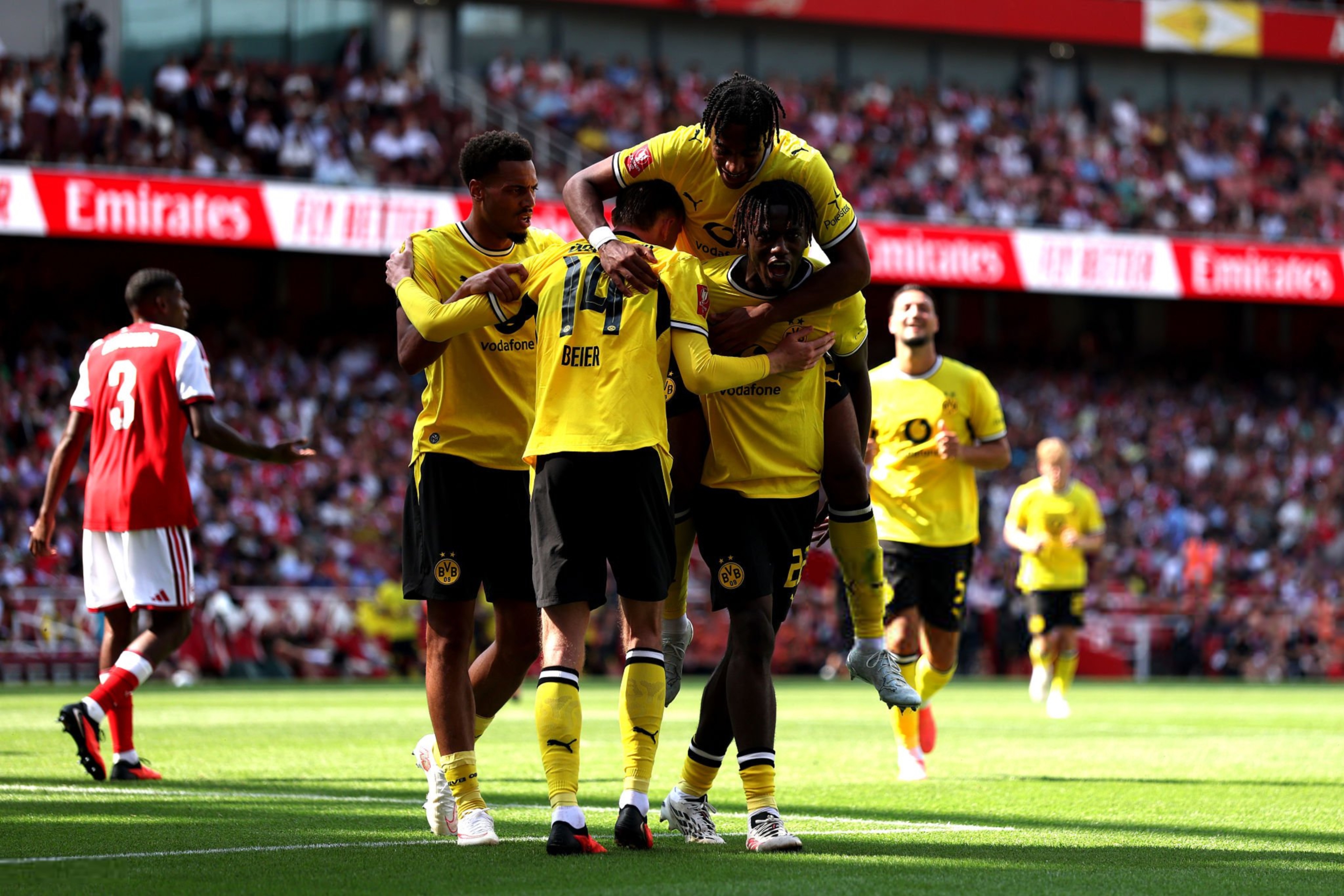 Borussia Dortmund Taklukkan Arsenal 3-2 dalam Laga Emirates Cup 2026