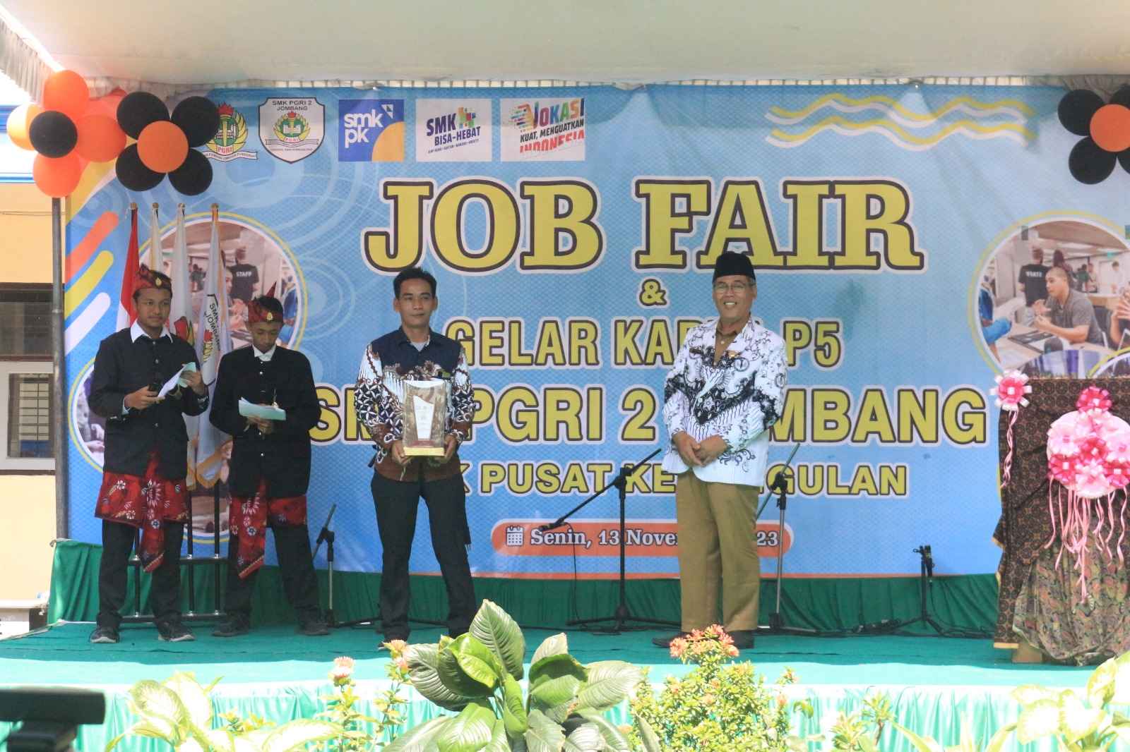 TopLoker.com Mendapatkan Penghargaan Sebagai Industri Pendamping Terbaik SMK PGRI 2 Jombang