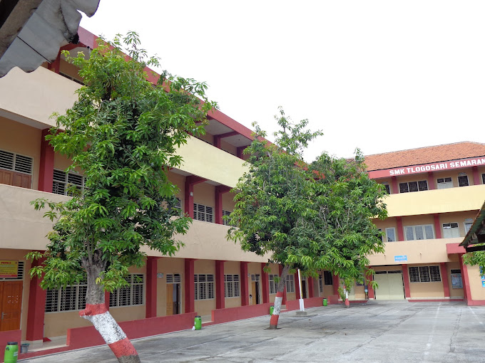 Universitas STEKOM Serahkan Poster PMB dan Pasang Printer di SMK TLOGOSARI, Menggandeng TopLoker.com untuk Peluang Karier Terbaik