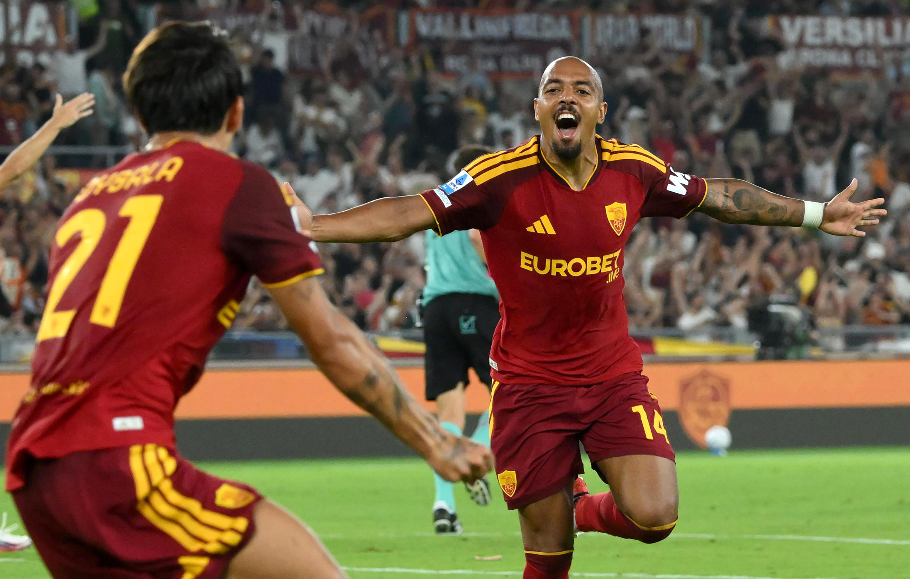 Roma Bantai Fiorentina 4-0, Malen Hat-trick Bawa AS Roma ke Puncak Klasemen Serie A
