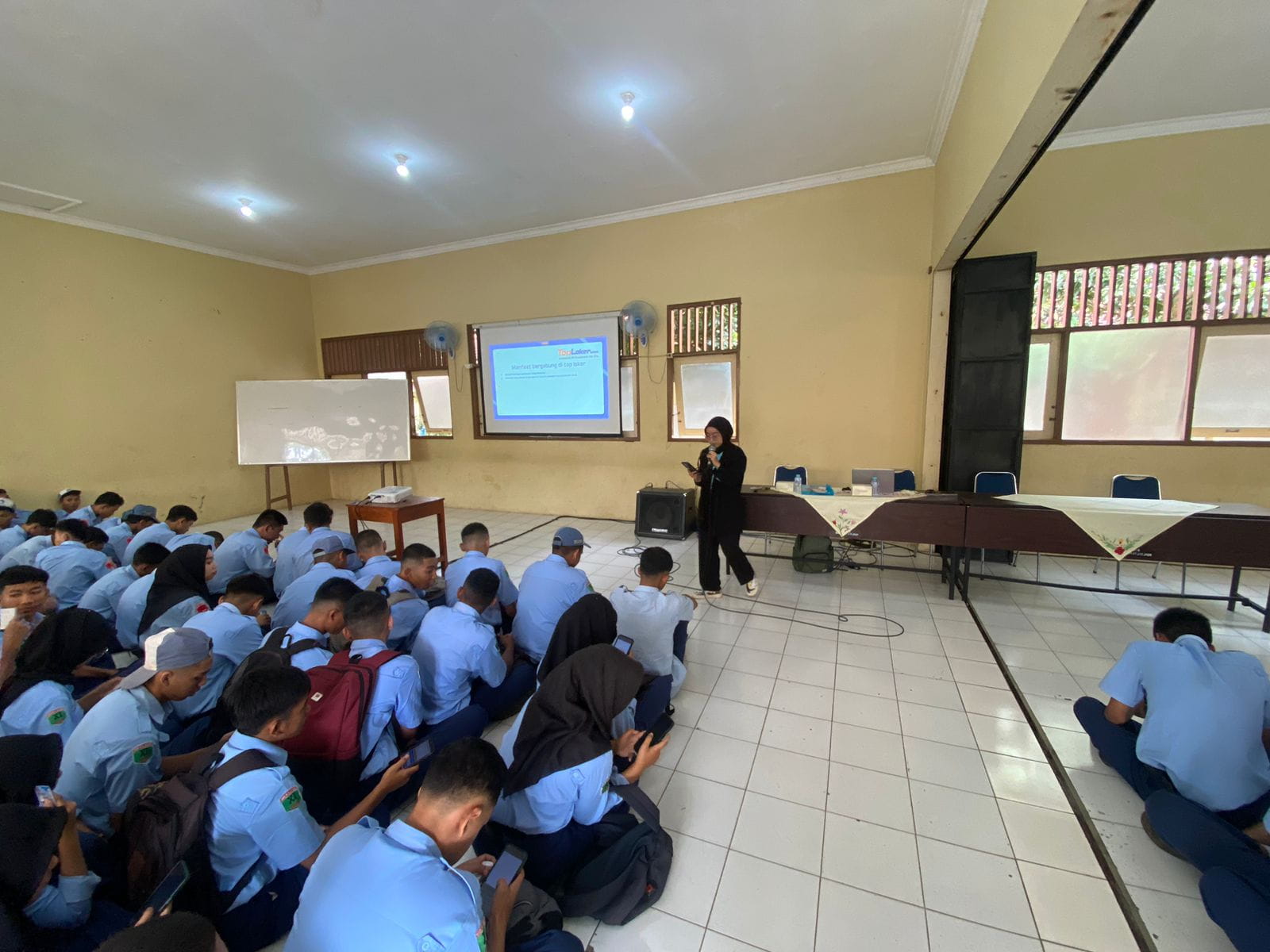 TopLoker.com Menggelegar di SMKN 1 Jambu: Pesona Acara Seru untuk Membuka Pintu Peluang Karir Siswa-Siswi!