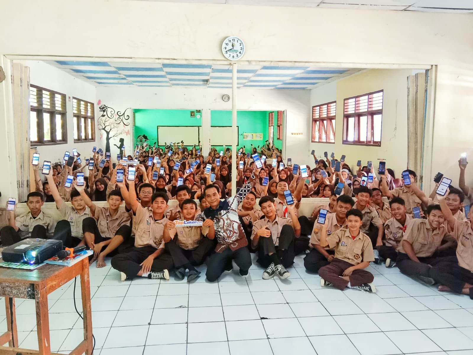 TopLoker.Com Sapa Generasi Muda: Kunjungan Persahabatan dan Bimtek Hebat di SMAN 1 WALED