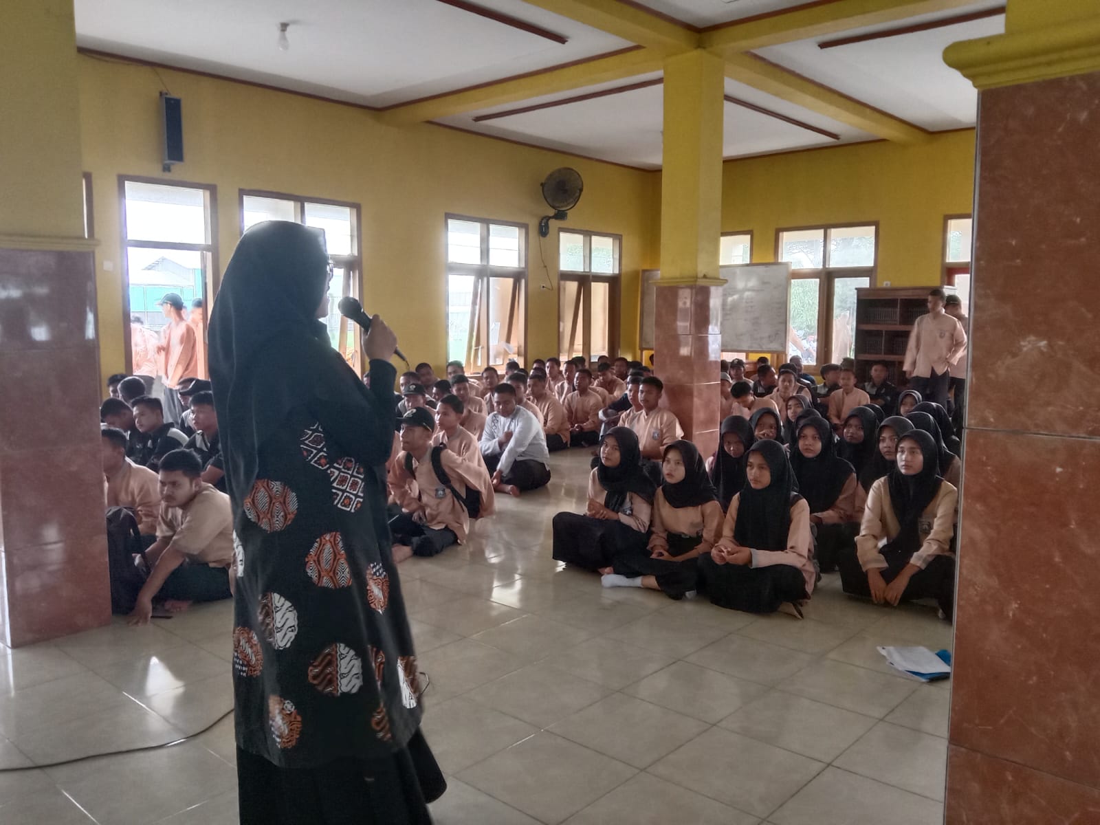 Kisah Inspiratif Ayu dari SMKN 1 Leumuding: Sosialisasi Manfaat TopLoker Untuk Meningkatkan Peluang Kerja Siswa Kelas 12