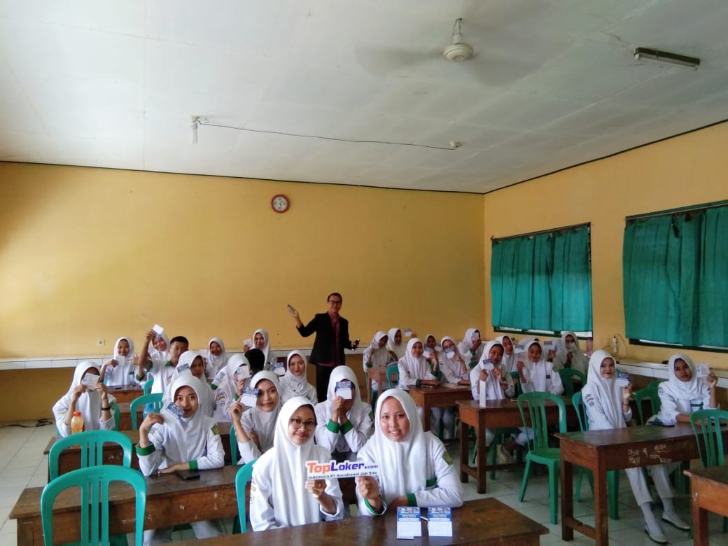PKS Univ.STEKOM Gelar Sosialisasi PMB dan Bimtek TopLoker.com di SMK Taman Siswa Boja: Membuka Horison Karir Siswa