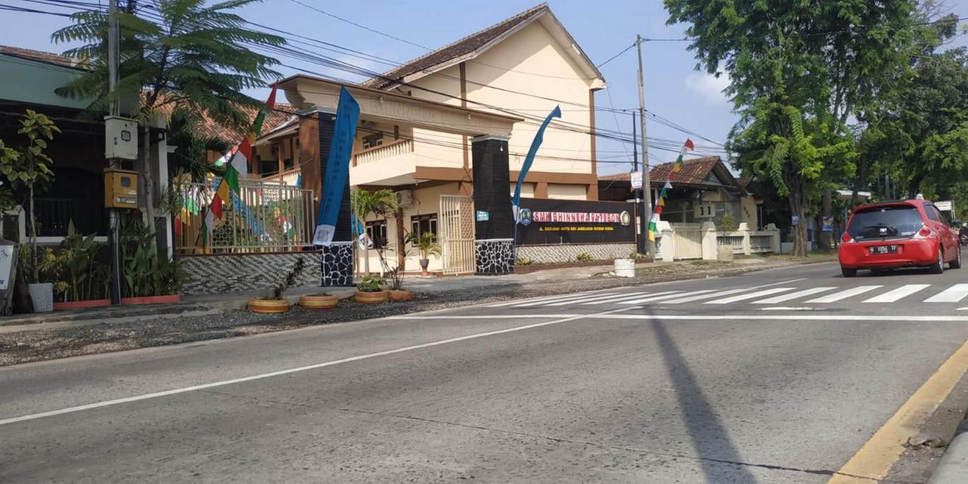 Langkah Inspiratif: SMK Bhinneka Patebon Terangi Masa Depan Siswa dengan X Banner dari Universitas STEKOM dan TopLoker.com
