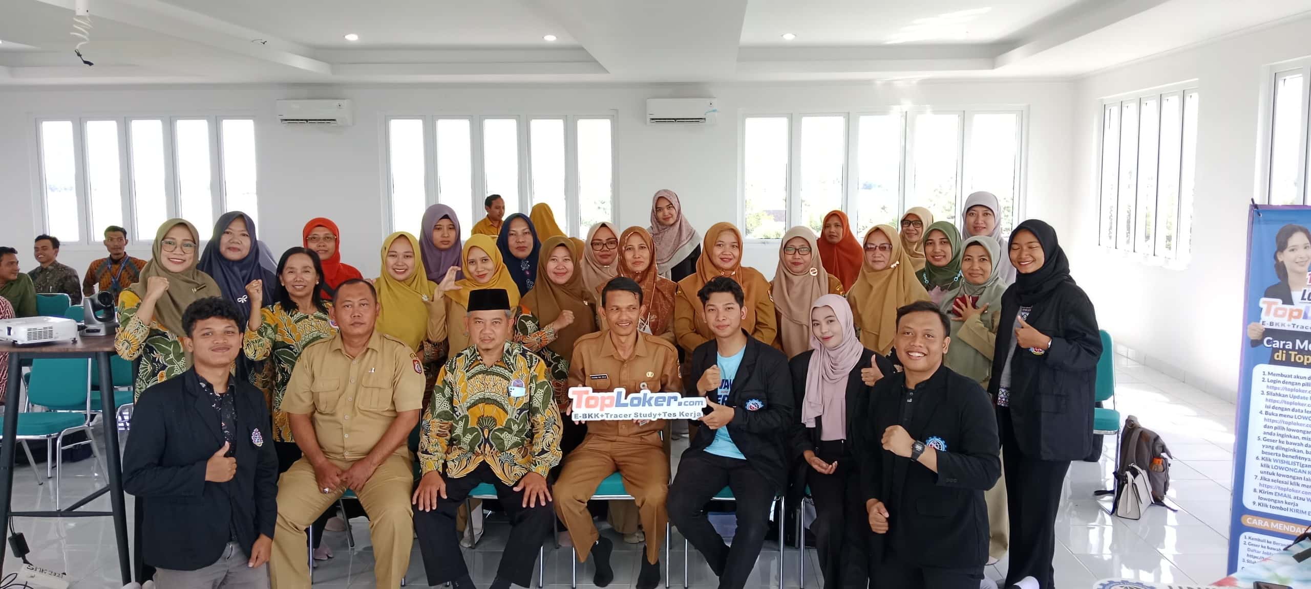 Membangun Masa Depan Cerah: Sosialisasi PMB dan TopLoker.com Menginspirasi Guru BKK di SMK Sabilurrasyad