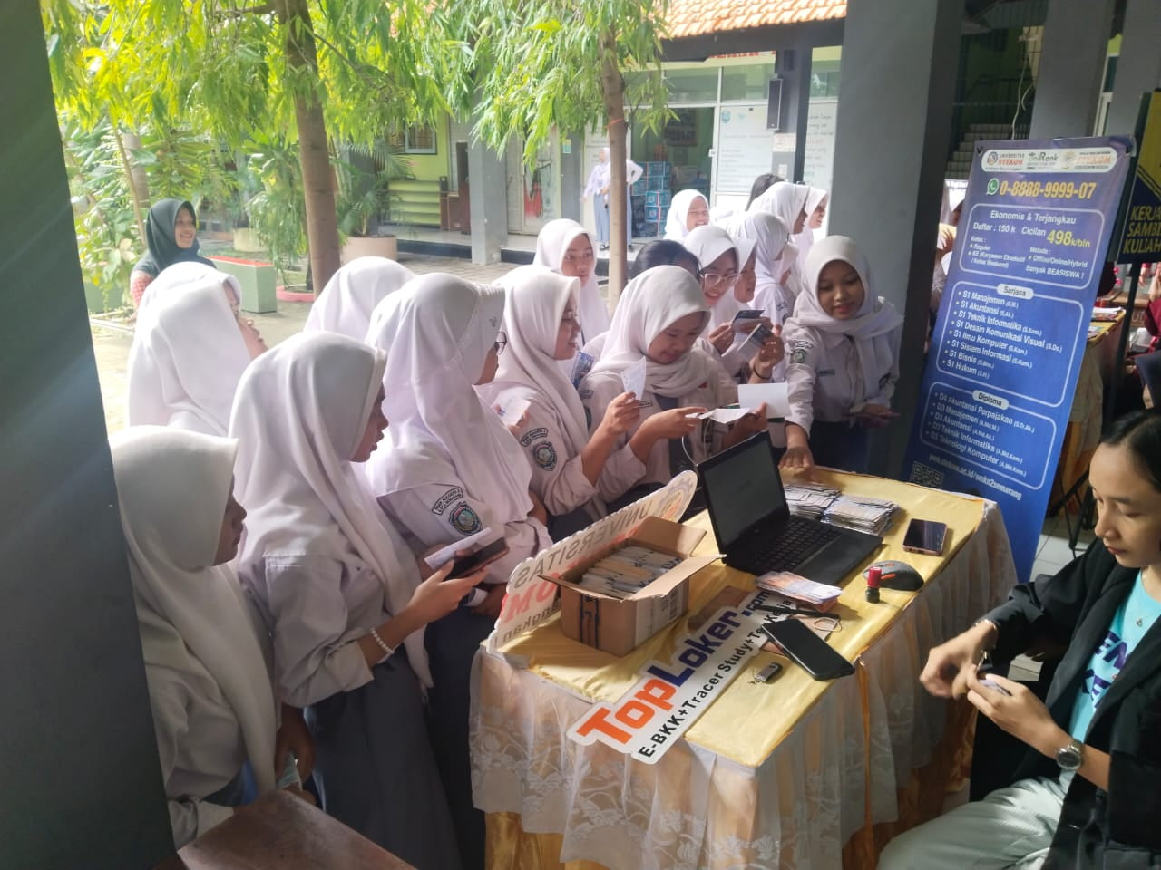 Edu Shopping TopLoker.com: Meriahkan Pendidikan di SMKN 2 Semarang dengan Inovasi Baru