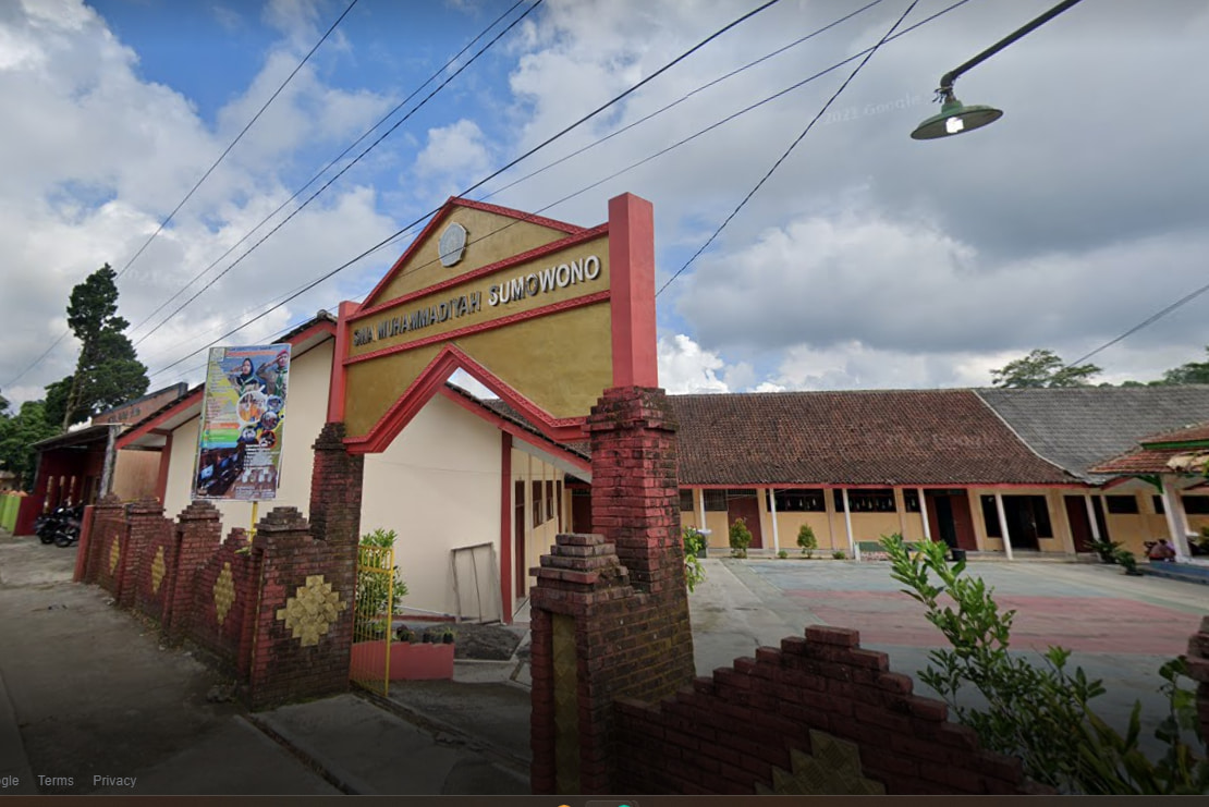 Langkah Menuju Masa Depan Bersinar: Universitas STEKOM dan TopLoker.com Bantu Siswa SMA Muhammadiyyah Sumowono dengan X-Banner Inspiratif
