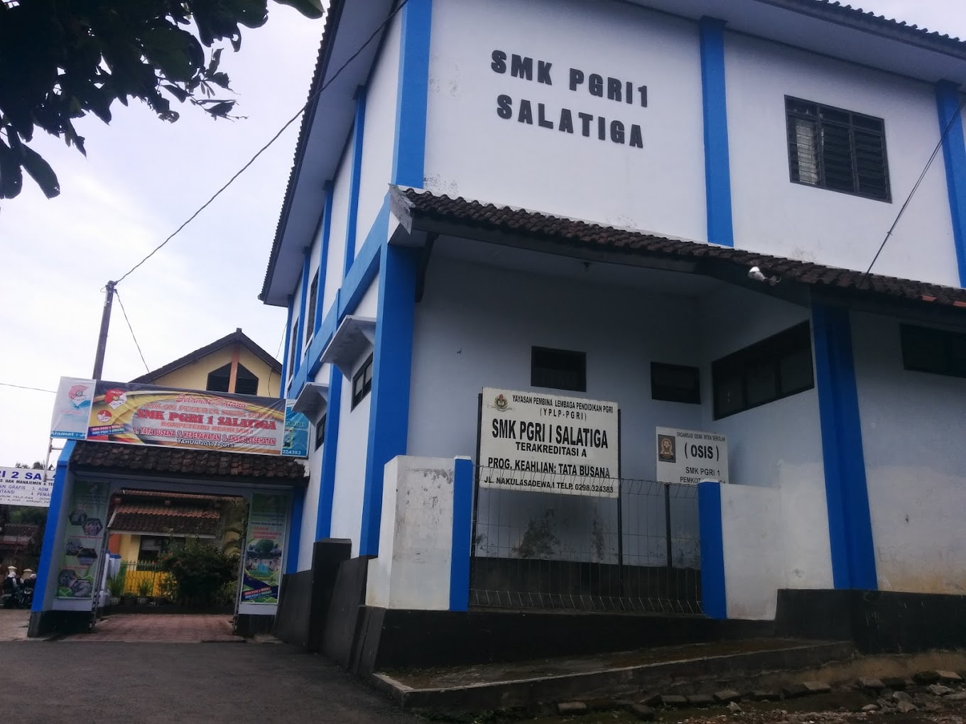 Aksi Spektakuler: SMK PGRI 1 Salatiga Diramaikan oleh Pemasangan X Banner TopLoker.com!