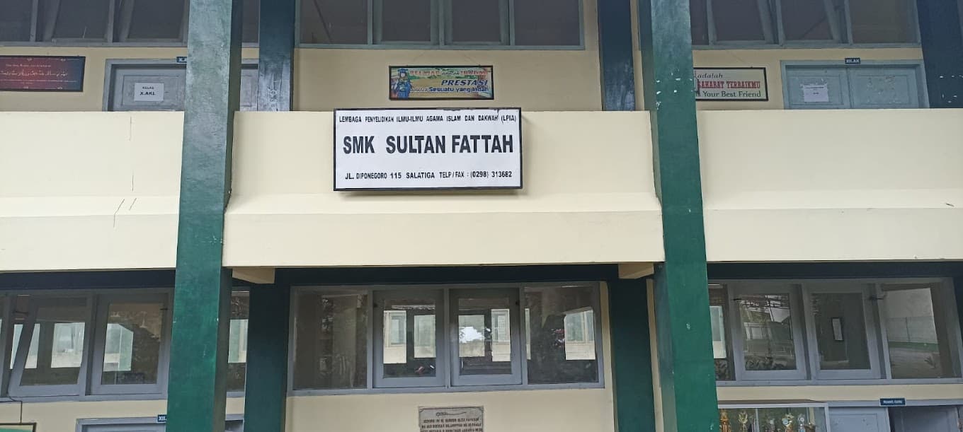 Tren Baru: X Banner Meriahkan SMK Sultan Fattah Salatiga, Pesona Inspiratif Masa Depan