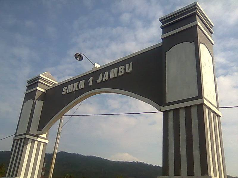 Gebrakan Inspiratif: TopLoker.com Mempercantik SMKN 1 Jambu dengan Pemasangan X-Banner yang Memikat!