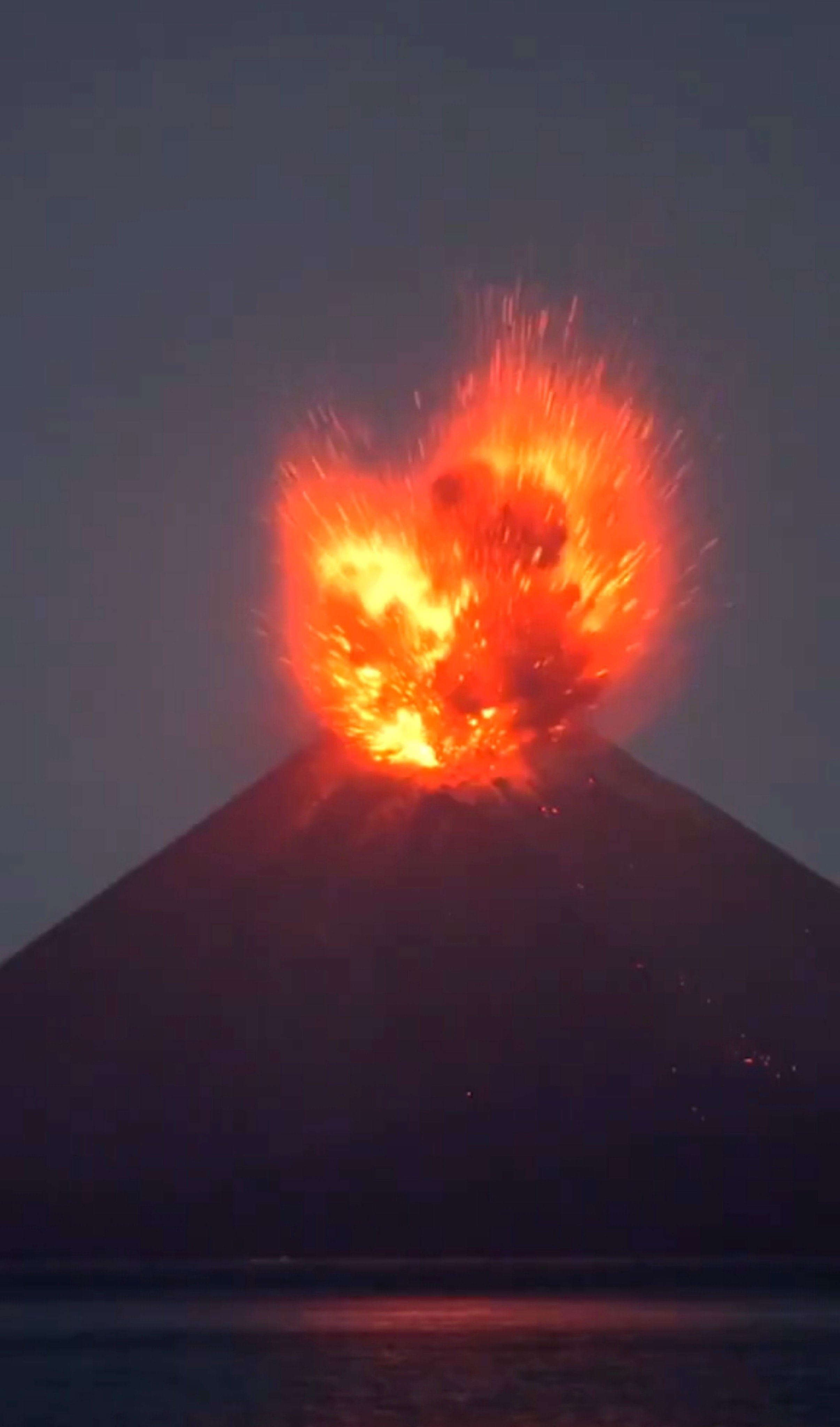 Gunung Anak Krakatau Erupsi Lagi Pagi Ini, Status Masih Siaga