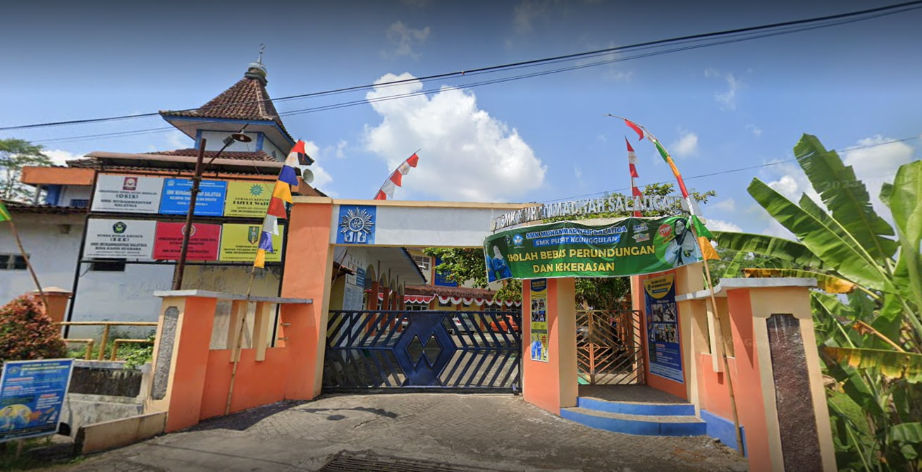 Kunjungan Inspiratif: TopLoker.com dan Universitas STEKOM Membawa Peluang Karier ke SMK Muhammadiyah Salatiga Melalui X-Banner