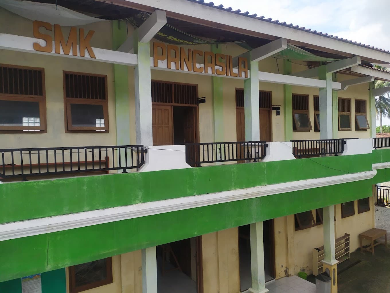Toploker.com Memperkenalkan Peluang Karir: Kunjungan Pengantaran X Banner Ke SMK Pancasila Salatiga