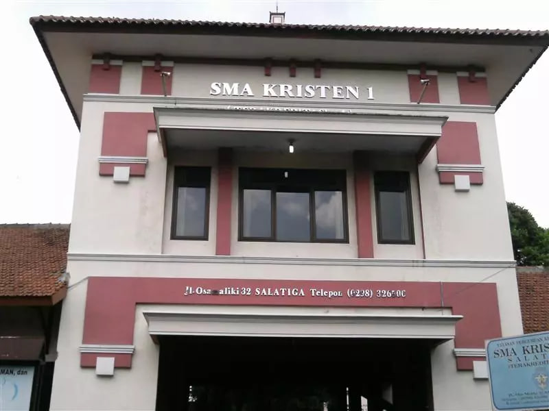 Toploker.com Membuka Wawasan Karir Baru: Kunjungan Pengantaran X Banner Ke SMA 1 Kristen Salatiga