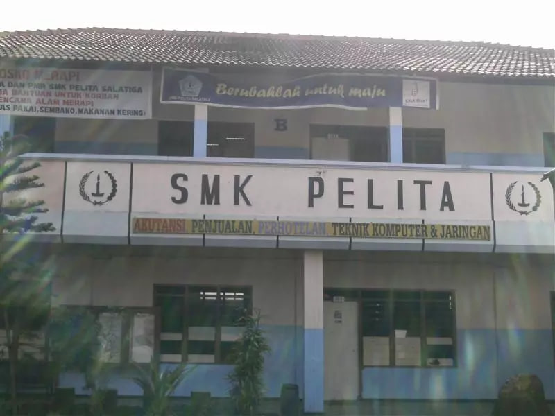 Toploker.com Menginspirasi Siswa SMK Pelita Salatiga Melalui Kunjungan Pengantaran X Banner dan Poster