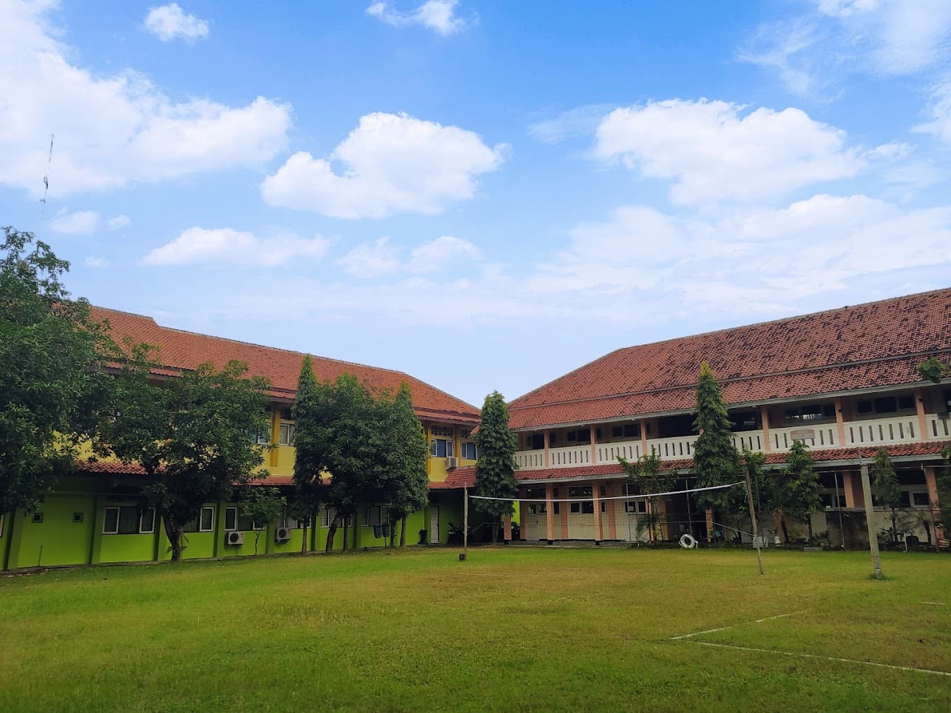 Toploker.com Menginspirasi Karir: Kunjungan Pengantaran X Banner di SMKN 2 Kendal