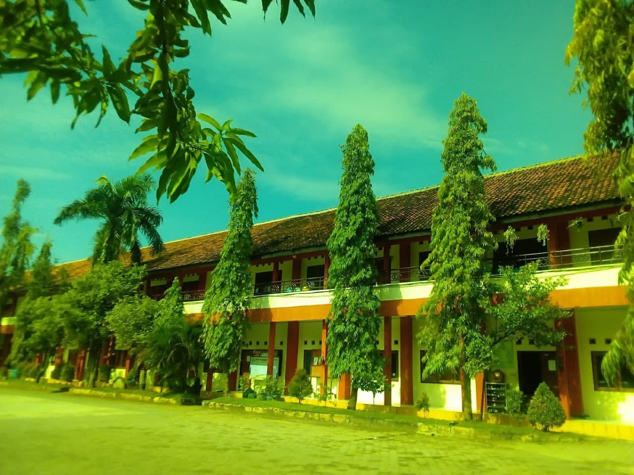 Toploker.com Memperkuat Koneksi Industri Pendidikan: Kunjungan Pengantaran x Banner di SMAN 2 Kendal