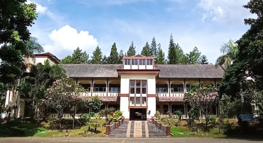 Menginspirasi Siswa SMKN 2 Salatiga: TopLoker.com dan Universitas STEKOM Berbagi Peluang Karier melalui Kunjungan X-Banner