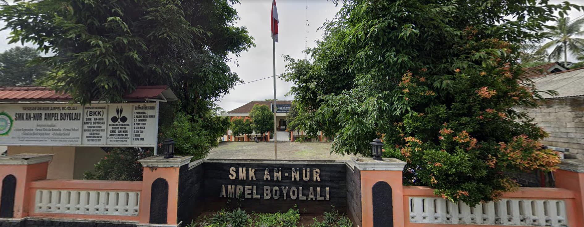 Kolaborasi Inovatif: Pemasangan X Banner TopLoker.com dan Universitas STEKOM di SMK An-Nur Ampel