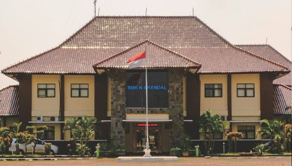 Langkah Menuju Masa Depan: Sosialisasi Universitas STEKOM dan Toploker.com di SMKN 4 Kendal untuk Pemantapan Karier Siswa
