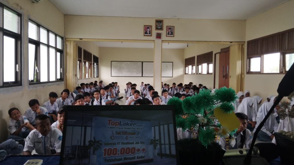 Langkah Awal Menuju Masa Depan Gemilang: Sosialisasi TopLoker.com di Kelas 10 SMK Al Mubaarok Rembang, Dibimbing oleh 2 Admin Operator Siswa dan Pak Agung dari BKK SMK Al Mubaarok