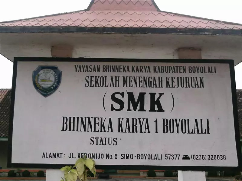 Toploker.com Bersama Tim Kunjungi SMA Bhinneka Karya 1 Boyolali untuk Pengantaran Poster dan X Banner