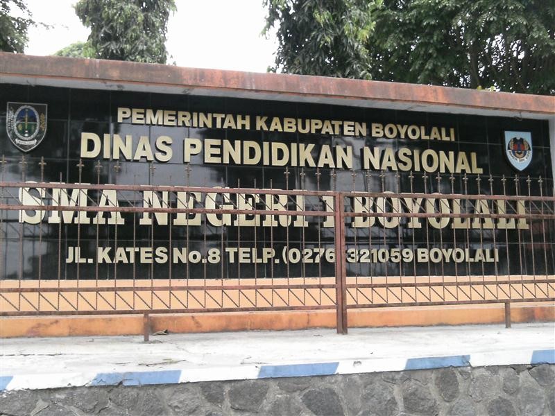 Toploker.com Mendukung Pendidikan: Pengantaran Poster dan X Banner Ke SMA N 1 Boyolali