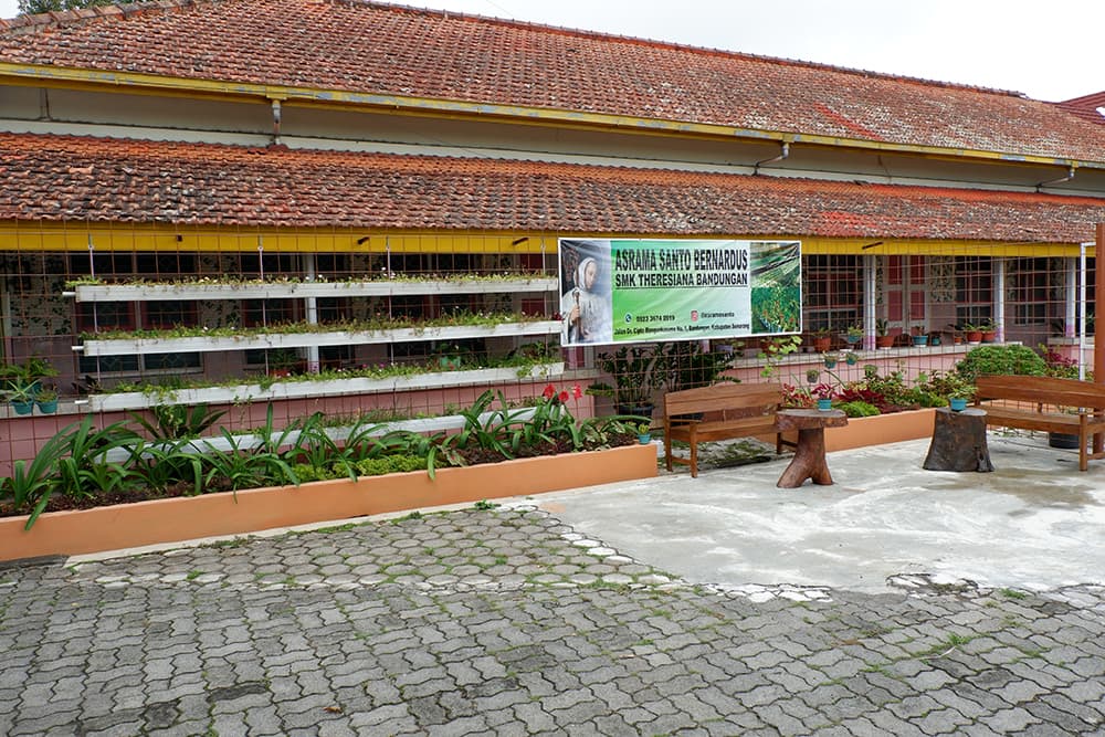 Toploker.com Menginspirasi di SMK Theresiana Bandungan dengan Pengantaran X-Banner
