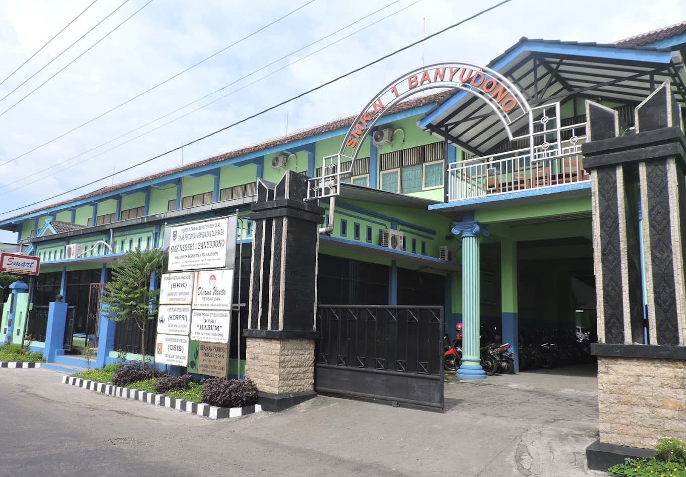 Toploker.com Memperkaya Suasana di SMK N 1 Banyudono dengan Pengantaran Poster, MMT, dan X-Banner
