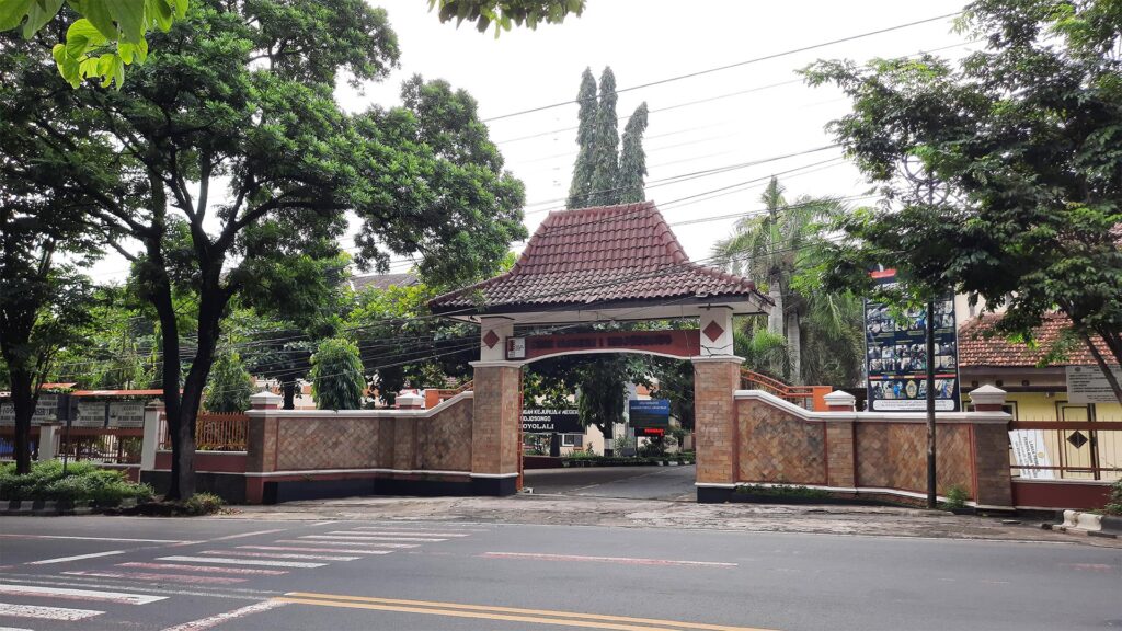 Toploker.com Menyemarakkan Suasana di SMK N 1 Mojosongo Boyolali dengan Pengantaran MMT, Poster, dan X-Banner
