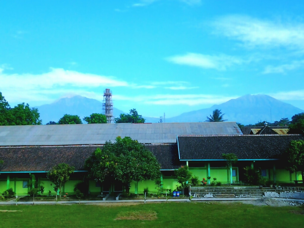 Toploker.com Mewarnai Suasana di SMK Ganesha Tama Boyolali dengan Pengantaran MMT, Poster, dan X-Banner